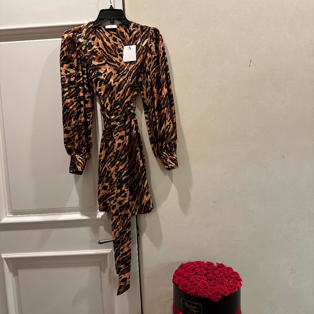 Animal print V neck puff sleeve short dress Size 38/Small NWT